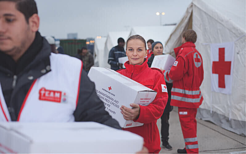 Bild vom Roten Kreuz Helfer in einer Notsituation